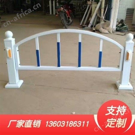 厂家现货 市政护栏道路隔离防护栏 蓝白色城市道路交通安全锌钢护栏